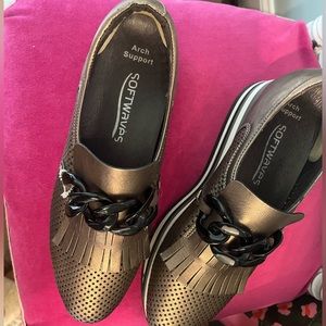 Size 40 Softwaves sneakers.